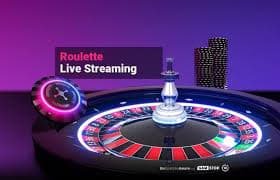 Dealer profesional monsterbola di studio multi-kamera menyajikan permainan baccarat langsung
